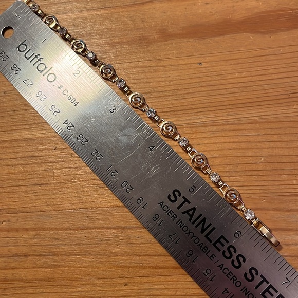 Beautiful gold tone bracelet - Picture 3 of 3